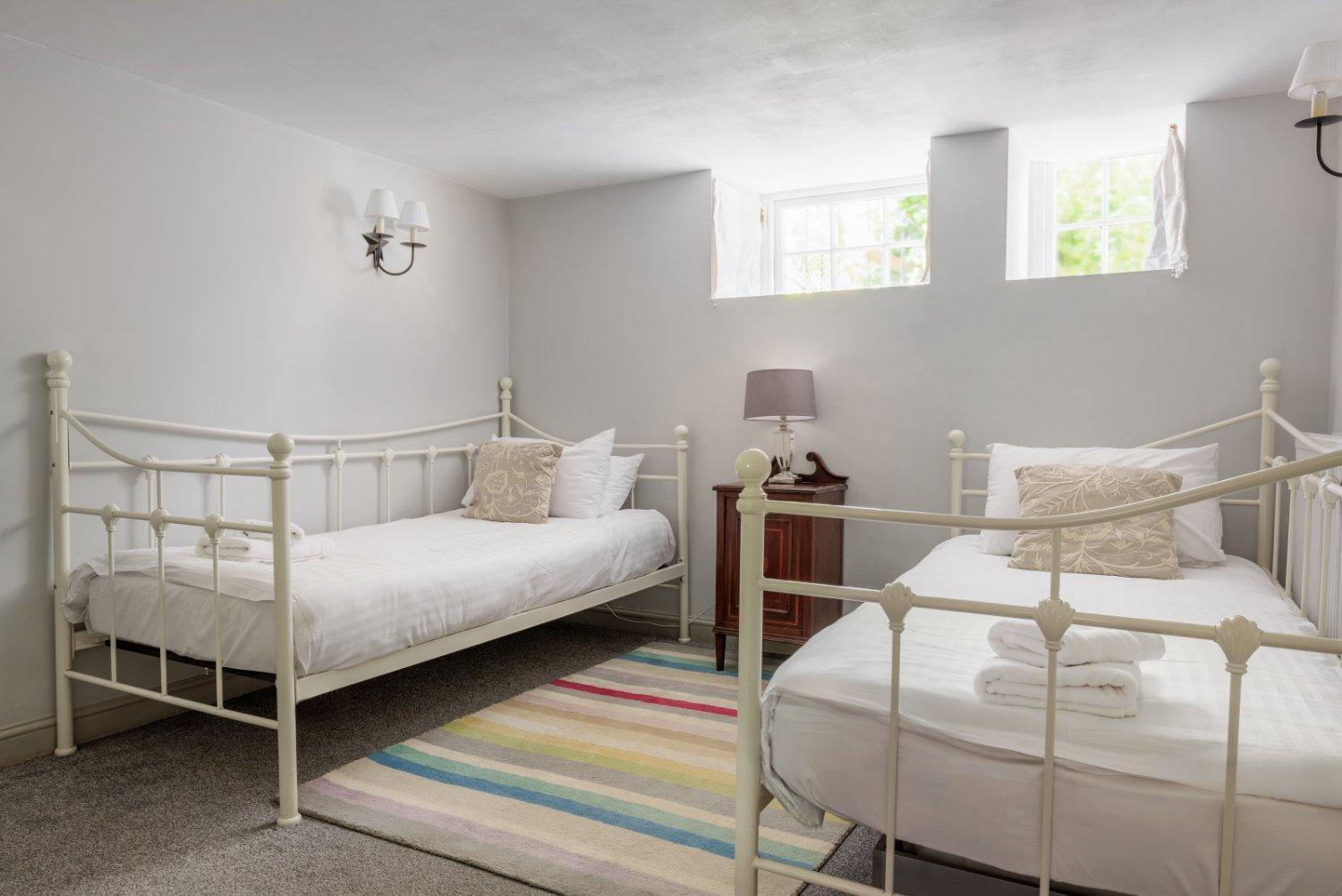 The School Rooms Estate Beautiful, Georgian Apartments With Private Heated Pool And Hot Tub Wifi And Parking Near Bath 博克斯 外观 照片